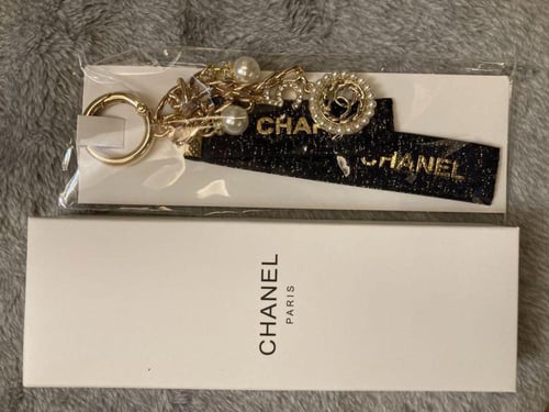 ميدالية شانيل مع البوكس و الكيس