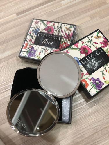 مرايا قوتشي الفضي مع الكيس الأخضر