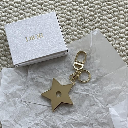 ميداليه ديور النجمه مع البوكس و الكيس