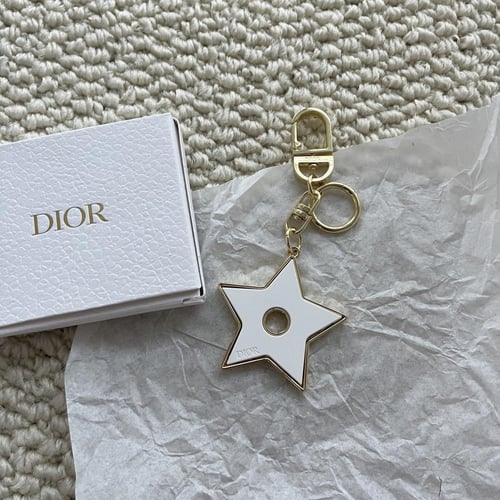 ميداليه ديور النجمه مع البوكس و الكيس