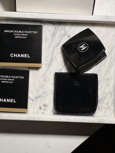 مرايا شانيل مع الكيس