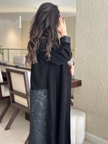 عبايه بلون اسود مع نقوش من الخلف والاكمام