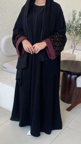 عبايه اسود مع تطريز برغندي على الاكمام