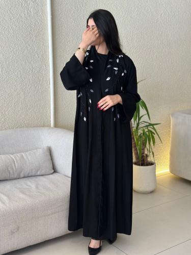 عبايه اسود مطرزه باللونين الابيض والازرق