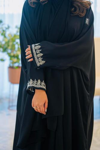 عباية فراشه باكمام تطريز مع شك فضي