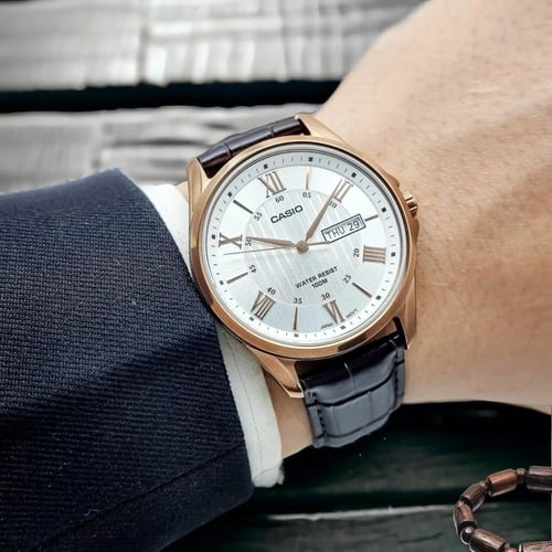 كاسيو انالوج تاريخ ويوم ميناء ابيض مخطط برونزي