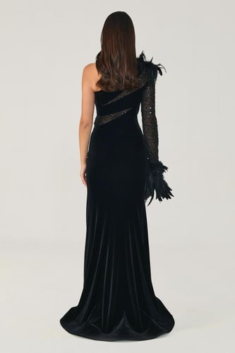 فستان أسود مخملي بكتف واحد وتفاصيل ريش براقة. 6498...