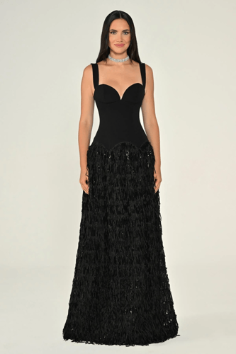 فستان طويل مصنوع من قماش الكريب، بصدريّة بحمّالات...