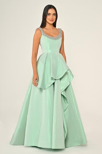 فستان أخضر فاتح بتنورة متدرجة وياقة مطرزة بالكريست...