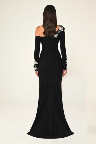 فستان أسود بأكمام طويلة وزخارف أوراق لامعة. 6870