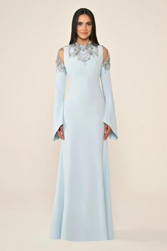 فستان أزرق سماوي بأكمام مفتوحة وتطريز فاخر على الك...