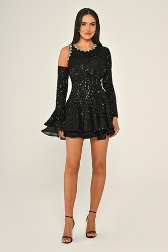 فستان قصير لامع بتفاصيل بارزة وقصة أنثوية غير تقلي...