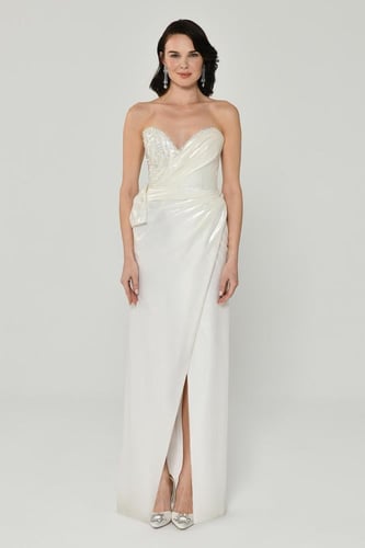 فستان أبيض بكورسيه مطرز وبقصة ملكية