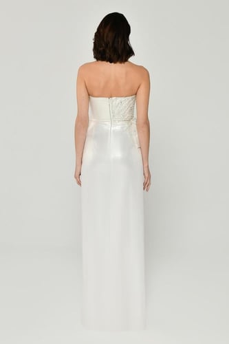 فستان أبيض بكورسيه مطرز وبقصة ملكية