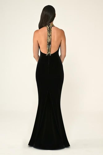 فستان أسود مخملي بياقة هالتر مطرزة وشق أمامي. 6883...