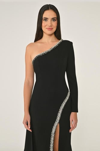 فستان أسود فاخر بكتف واحد وشق درامي مطرز بالكريستا...