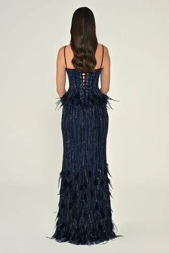 فستان سهرة طويل بترتر لامع وقصّة صدر عصرية 7211