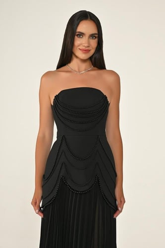 فستان أبيض أنيق مطرّز بسلاسل لامعة مع شق أمامي. 72...