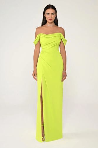 فستان طويل من الكريب بفتحة جانبية وأكتاف مكشوفة. 6...
