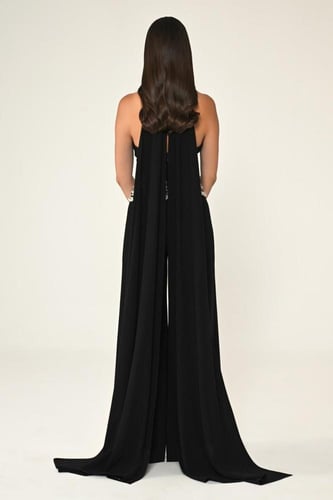 جمبسوت فاخر بتصميم عصري جريء يُبرز القوام ويجمع بي...