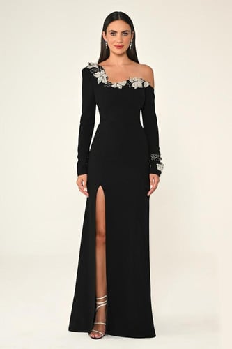 فستان أسود بأكمام طويلة وزخارف أوراق لامعة. 6870