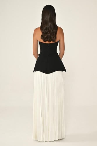 فستان سهرة طويل بدون حمالات بتصميم زهور بارزة وتنو...