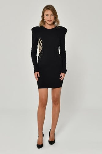 فستان أسود قصير بلمسات معدنية جذابة وتصميم أنيق. 6...