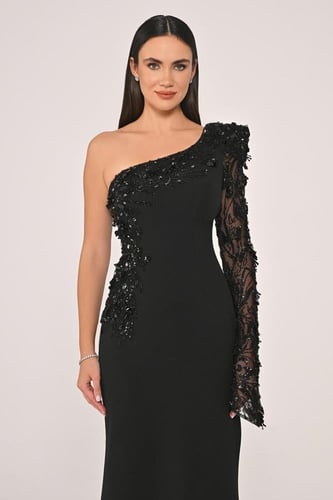 فستان أبيض بكتف واحد وتطريز دانتيل فاخر. 6550*