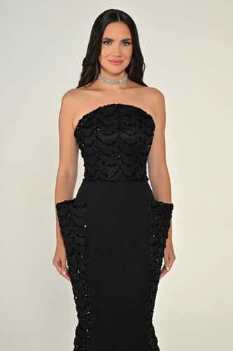 فستان طويل من الكريب بدون حمالات ومزين بالترتر. 72...