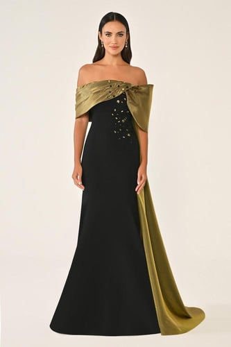 فستان أسود بتنورة انسيابية وتطريز أزرق على الأكتاف...