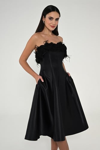 فستان أسود قصير بكشكش ريش على الصدر. 6685*