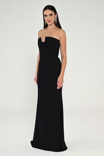 فستان أسود كلاسيكي بدون أكتاف بقصة ضيقة وانسيابية....