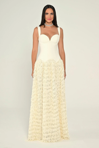 فستان طويل مصنوع من قماش الكريب، بصدريّة بحمّالات...