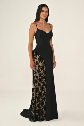 فستان أسود بفتحة جانبية وتطريز زهور بارزة. 7188*