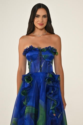 فستان متعدد الألوان بتصميم كشكش فاخر ولمسة فنية. 7...