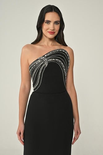 فستان طويل من الكريب بدون حمالات ومزين بأحجار وشري...