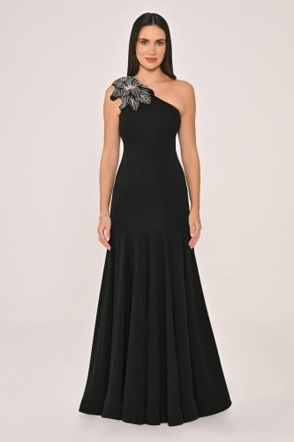 فستان أسود بكتف واحد وزهرة مطرزة فاخرة. 6933