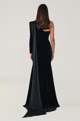 فستان مخمل أسود بكتف واحد وتطريز لامع. 5828*