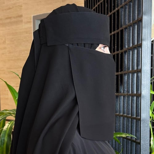 نقاب بمرد عادي وسط ربط