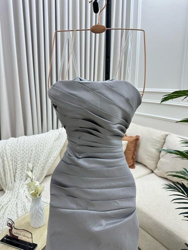 فستان سهرة توب بكسرات جوانب لون رمادي