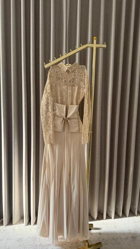 فستان سهرة أنيق بتطريز على الصدر