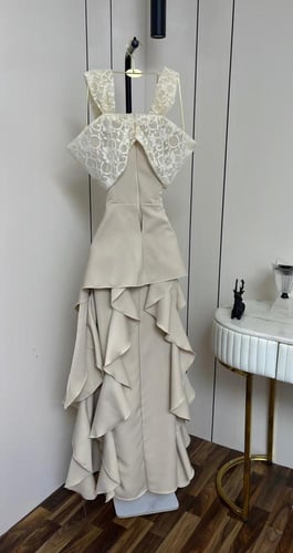 فستان سهرة دانتيل بطبقات أنثوية