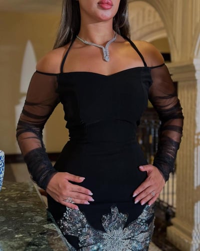 فستان الأناقة بلونها الأسود الأبدي"