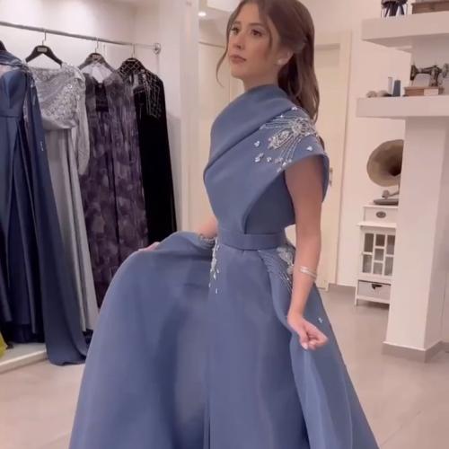 فستان مناسبات يلفت الانظار