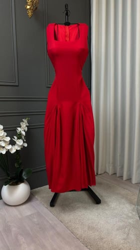 فستان الأحمر الجذاب