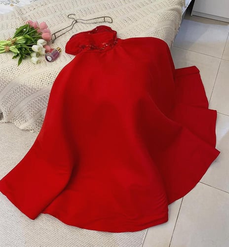 فستان سهره يخطف الأنظار