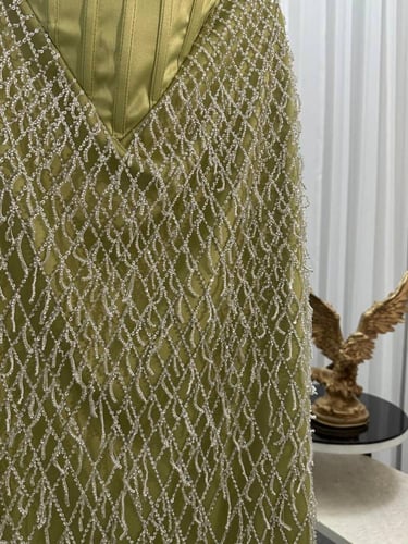 فستان سهره يخطف الانظار