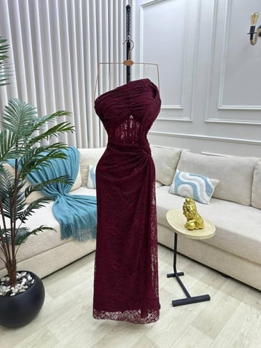 فستان سهره خمري انيق يخطف الانظار