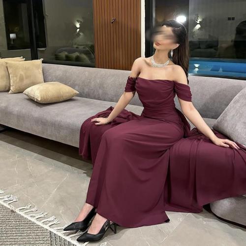 فستان الأناقة الملكية بلونها البرعندي