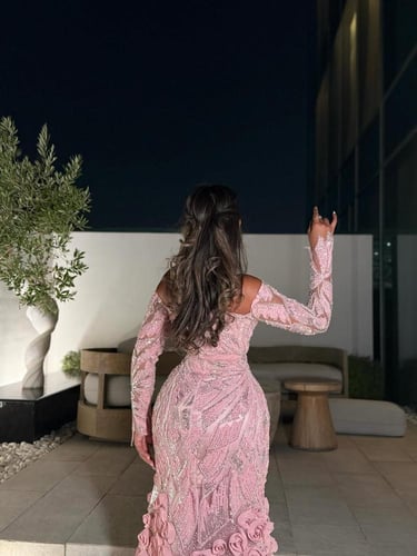 فستان وردي ورد خاطف الانظار فخاااامه